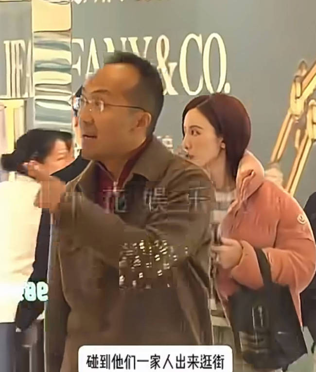 张萌和老公逛街甜蜜亲吻 日常互动亲昵随性