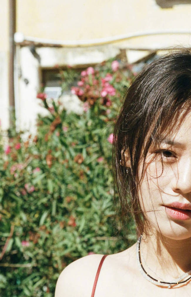 马思纯化身文艺女主 秀发飘逸故事感拉满