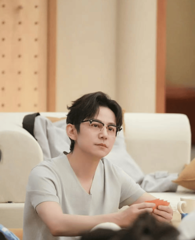 何炅开着闪光灯拍私生 非典型维权激发烧议