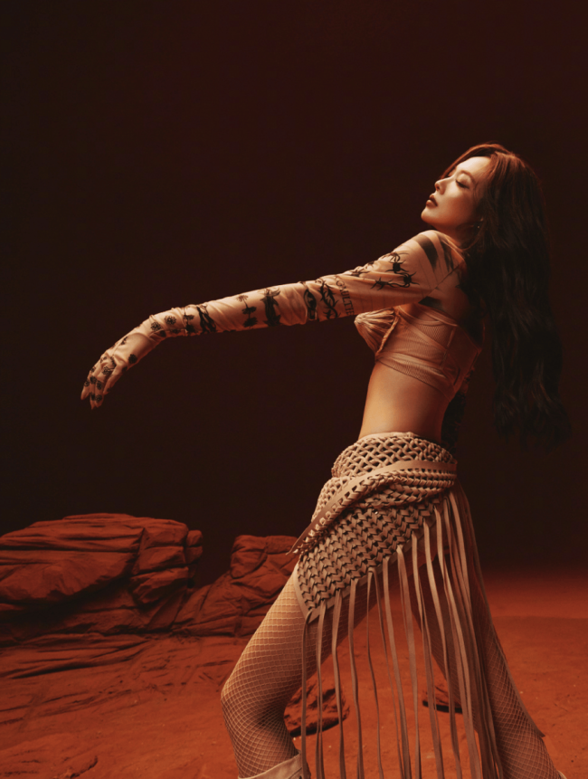 王霏霏穿子弹胸甲锋利夺目 迷你短裤展露腿部线条