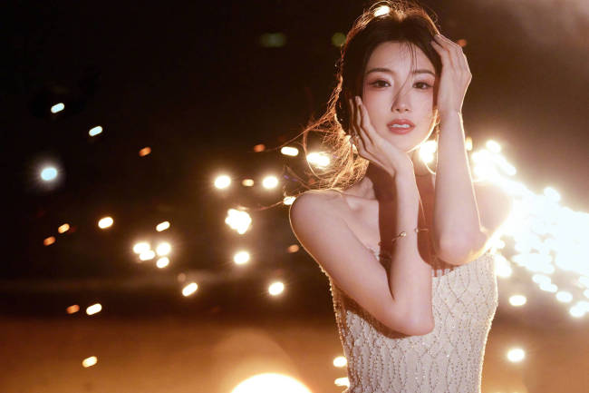 毛晓彤置身烟花丛中梦幻美丽 笑容甜美楚楚动人