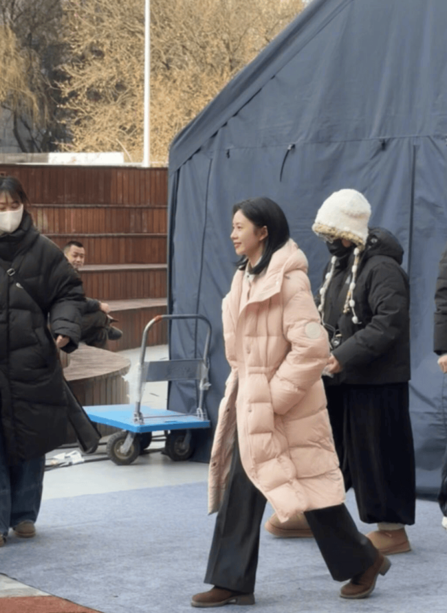 刘浩存回母校北舞笑容明媚清甜 挥手拍照可爱鲜活