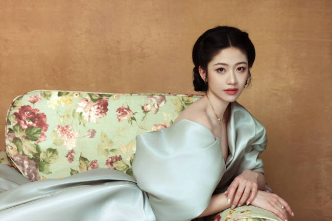 向涵之低头垂眸温婉动人 盘发造型优雅贵气