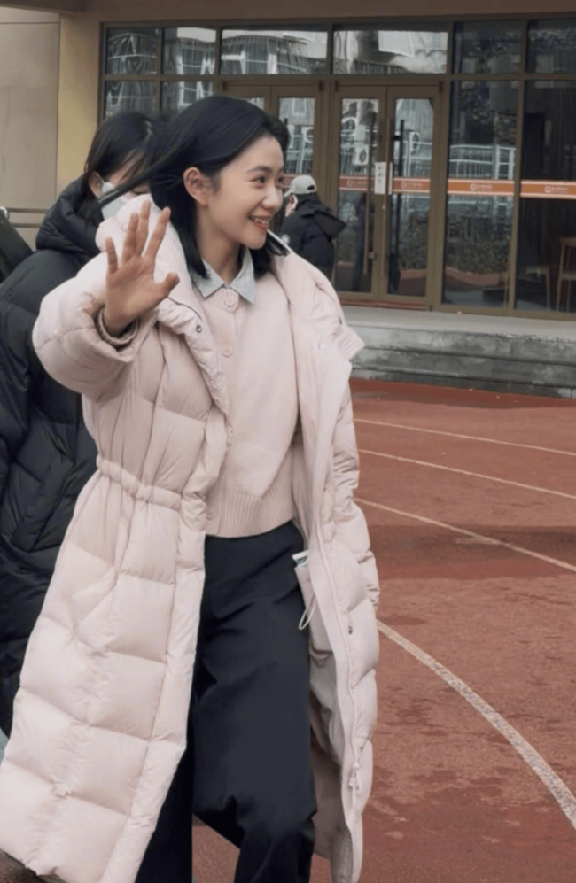 刘浩存回母校北舞笑容明媚清甜 挥手拍照可爱鲜活