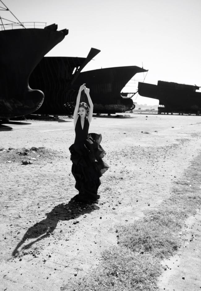 李兰迪挂脖深V礼裙勾勒身材线条 盘发造型精致利落