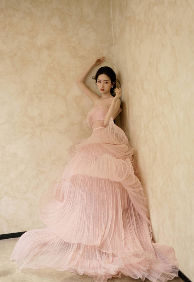 邓恩熙穿公主裙回眸灵动大方 俏皮起舞少女感十足