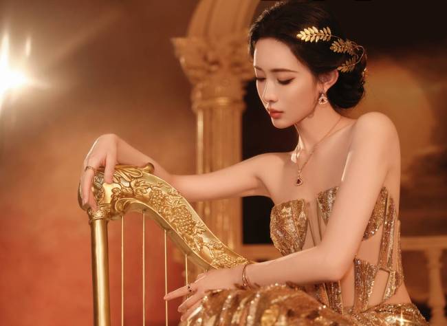 孟子义手持弯弓宛如神女降临 露白皙美背慵懒神秘