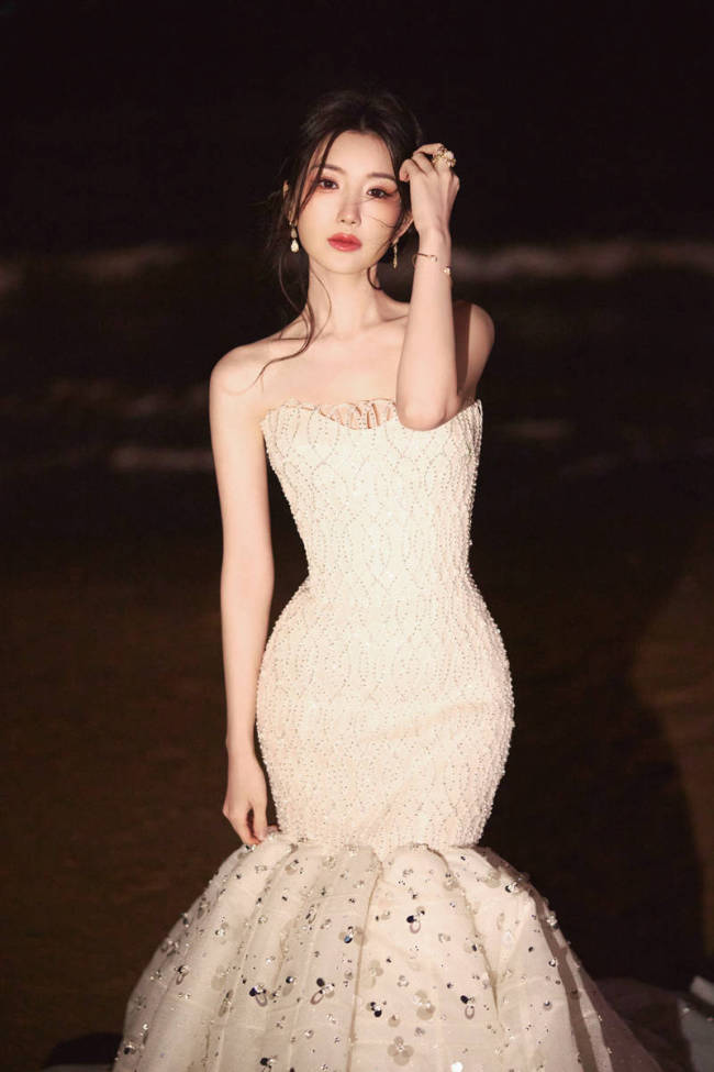 毛晓彤置身烟花丛中梦幻美丽 笑容甜美楚楚动人