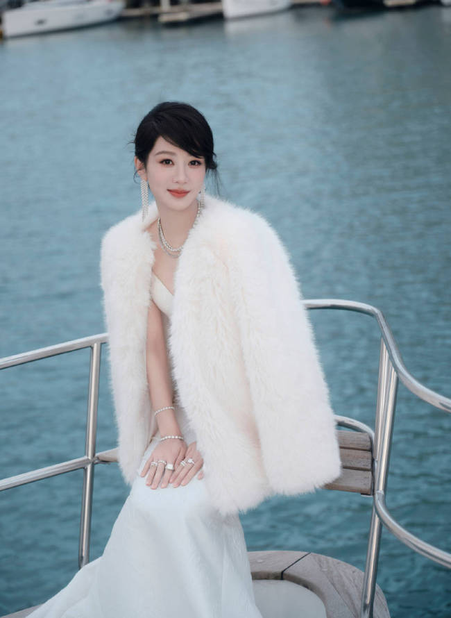 杨紫穿抹胸裙似优雅白天鹅！绽放温柔笑容美貌养眼