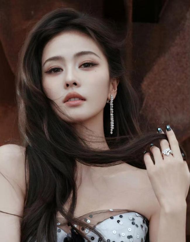 田曦薇九宫格告别2025年 东方甜飒美闪耀全球