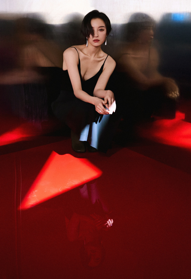 倪妮穿V领吊带裙大秀好身段 利落短发造型又好意思又飒