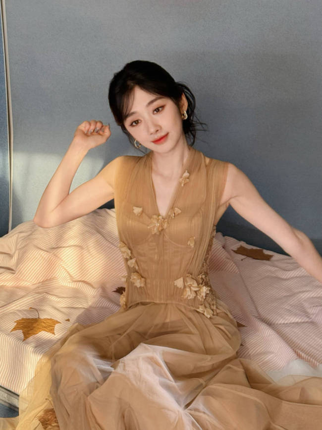 王影璐穿薄纱裙甜笑神采呆萌 乖巧伸懒腰似小猫咪