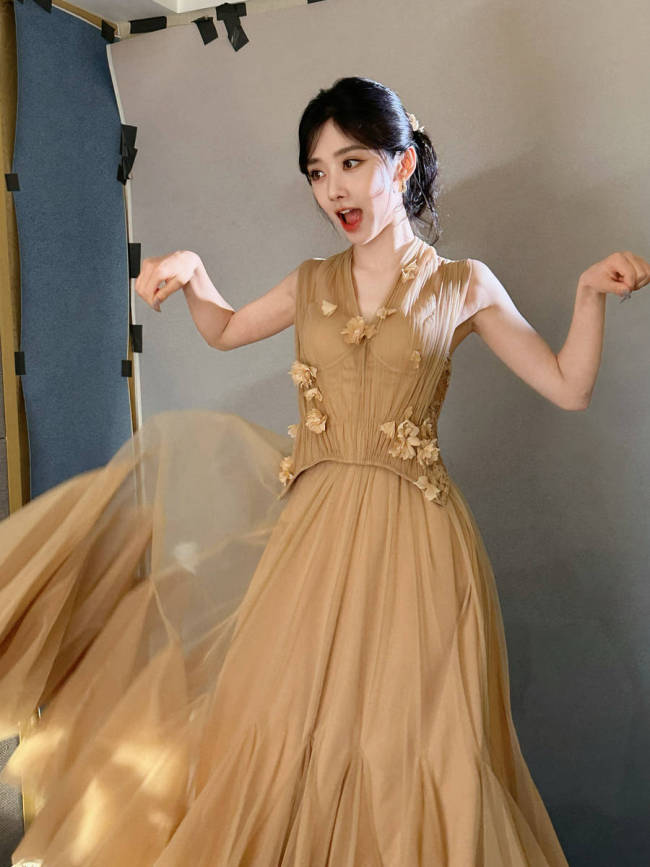 王影璐穿薄纱裙甜笑神采呆萌 乖巧伸懒腰似小猫咪