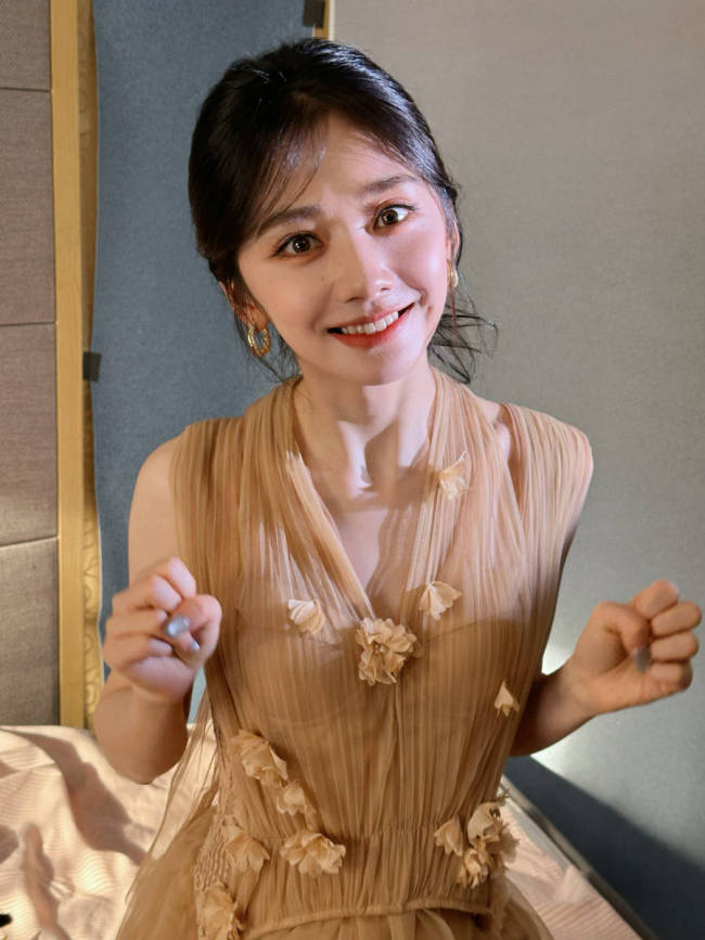 王影璐穿薄纱裙甜笑神采呆萌 乖巧伸懒腰似小猫咪