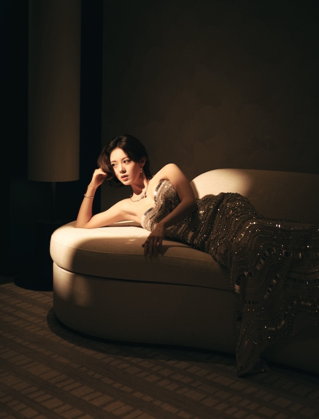 赵今麦抹胸露背裙身材凹凸有致 回眸浅笑又纯又欲