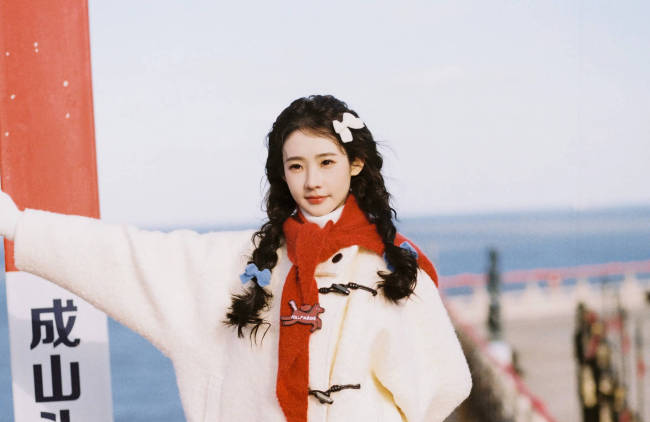 张艺凡海边大片少女感满满 麻花辫造型灵动明媚