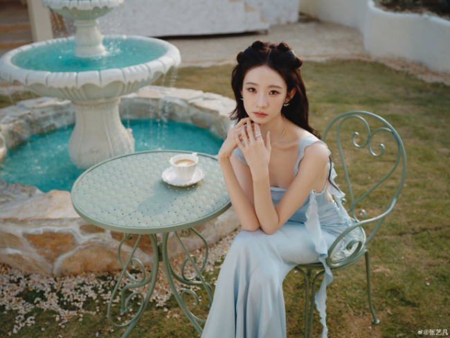 张艺凡穿淡蓝长裙仁和娇俏 抬眸含笑慵懒又纰漏