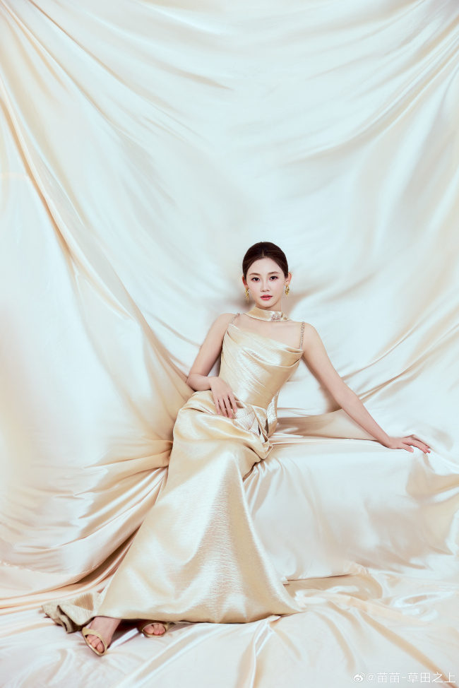 张艺凡穿淡蓝长裙仁和娇俏 抬眸含笑慵懒又纰漏