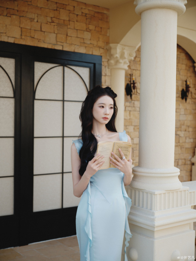 张艺凡穿淡蓝长裙仁和娇俏 抬眸含笑慵懒又纰漏