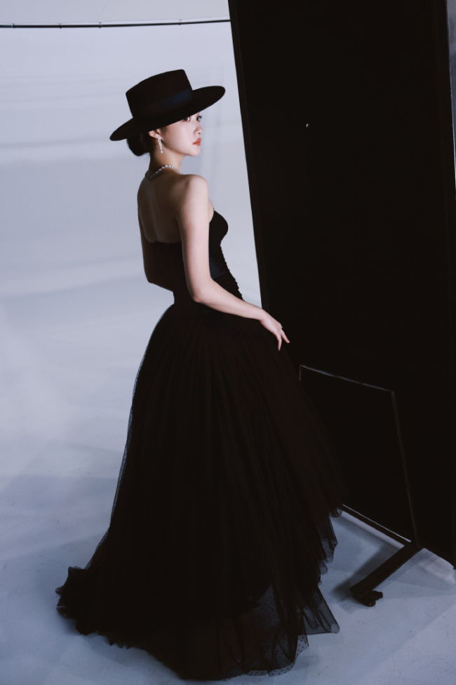 关晓彤穿抹胸纱裙配宽檐黑帽 红唇冷眸优雅又贵气