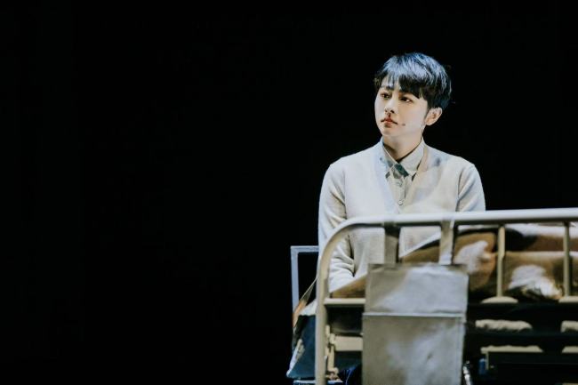 南吉亮相央华版《如梦之梦》 话剧首秀演技获好评