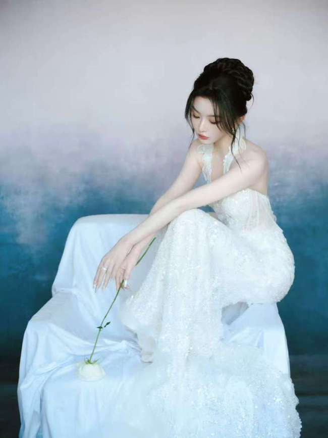 孔雪儿白色礼服写真释出 精致造型尽显优雅氛围感