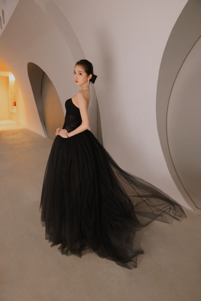 关晓彤穿抹胸纱裙配宽檐黑帽 红唇冷眸优雅又贵气