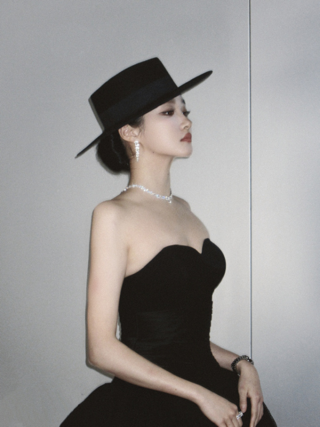 关晓彤穿抹胸纱裙配宽檐黑帽 红唇冷眸优雅又贵气