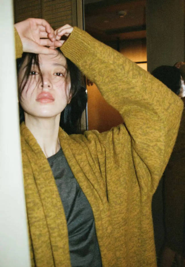 周雨彤破碎感写真释出 清冷坚韧尽显故事张力