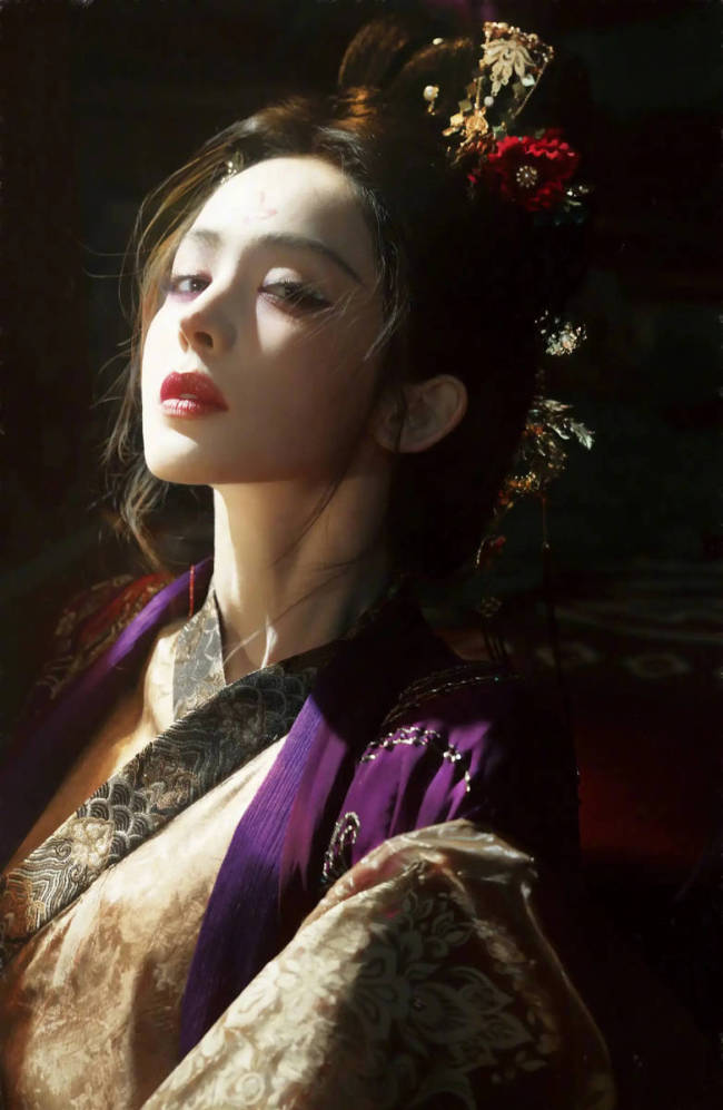 古力娜扎紫金古风裙配花钿 冷艳破碎气质清冷