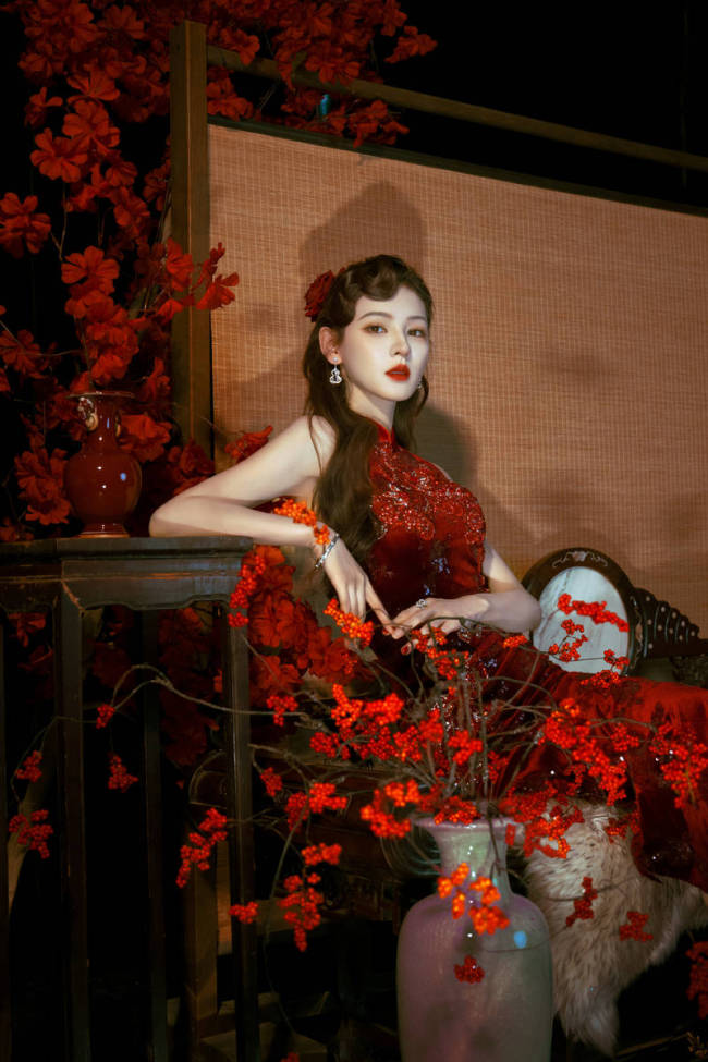 张予曦穿红色旗袍明艳动人!宛若玫瑰女郎性感妩媚