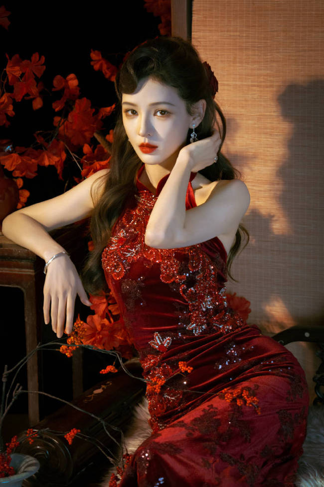 张予曦穿红色旗袍明艳动人!宛若玫瑰女郎性感妩媚
