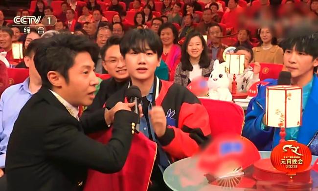 凤凰传奇喜气洋洋现身北京台春晚 精彩献唱引爆全场