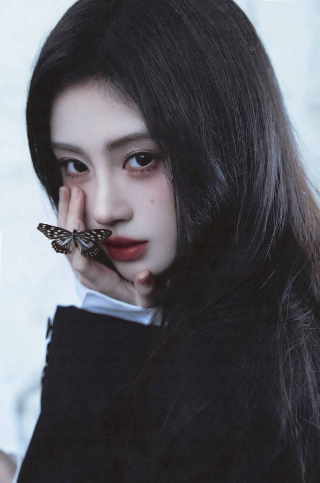 鞠婧祎化身暗黑学院风阴郁少女!眼神犀利气场全开