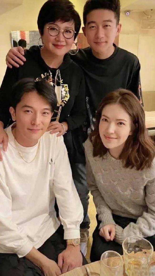 许玮甯甜蜜分享当妈后生活 称儿子已经能站起