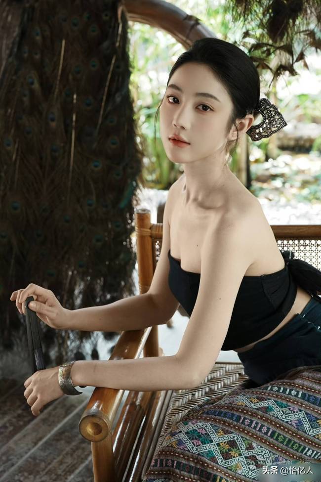 浙江传媒学院校花 黄云云 五官卓著好意思颜动东说念主 皮肤皎洁 低调好意思女的演艺之路