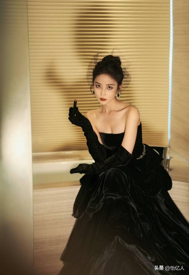 浙江传媒学院校花 黄云云 五官卓著好意思颜动东说念主 皮肤皎洁 低调好意思女的演艺之路