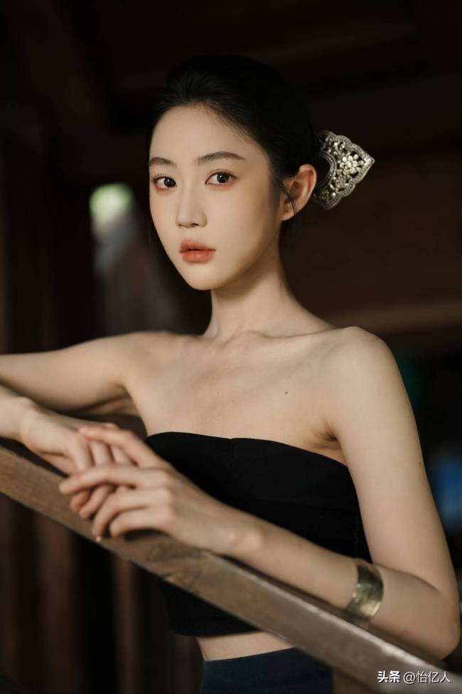 浙江传媒学院校花 黄云云 五官卓著好意思颜动东说念主 皮肤皎洁 低调好意思女的演艺之路