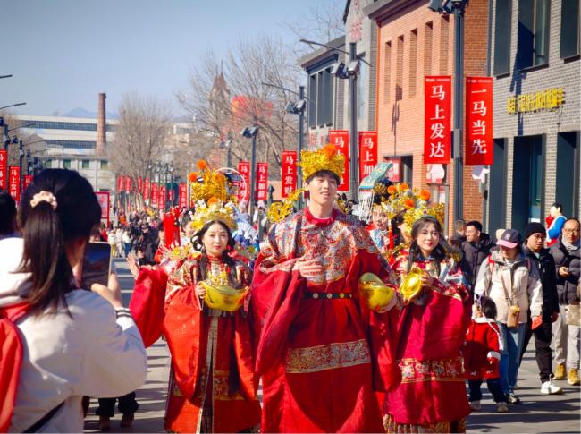 起猛了众贤良陪宁波市民过大年 国潮巡游添新春喜气