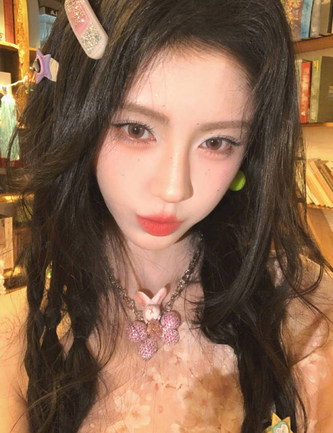 鞠婧祎梦幻少女风穿搭美到犯规!嘟嘴卖萌可爱迷人