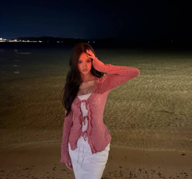 钟丽缇16岁女儿晒美照 穿紧身裙前凸后翘好性感