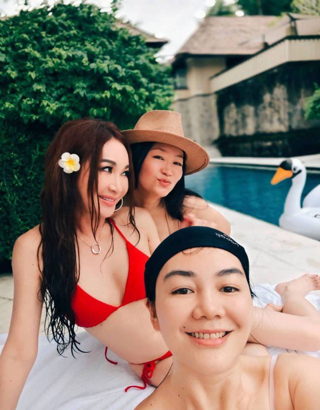 “最美妲己”温碧霞晒泳池大片!穿红泳装性感明艳
