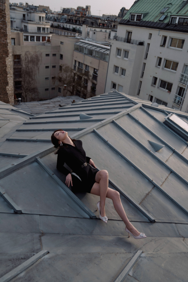 辛芷蕾穿黑西装漫步巴黎街头 美腿纤细曲线曼妙