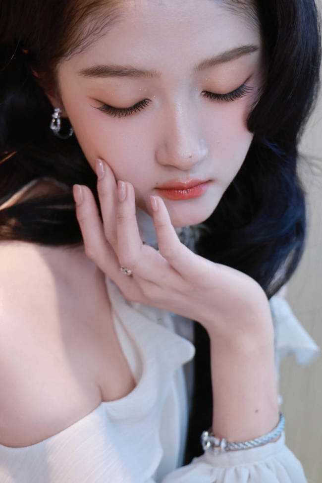 关晓彤穿轻纱连衣裙秀好身材!妆容精致气质优雅