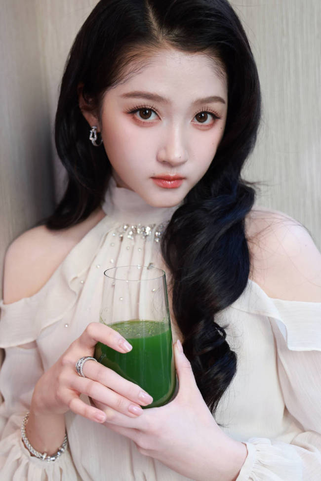 关晓彤穿轻纱连衣裙秀好身材!妆容精致气质优雅