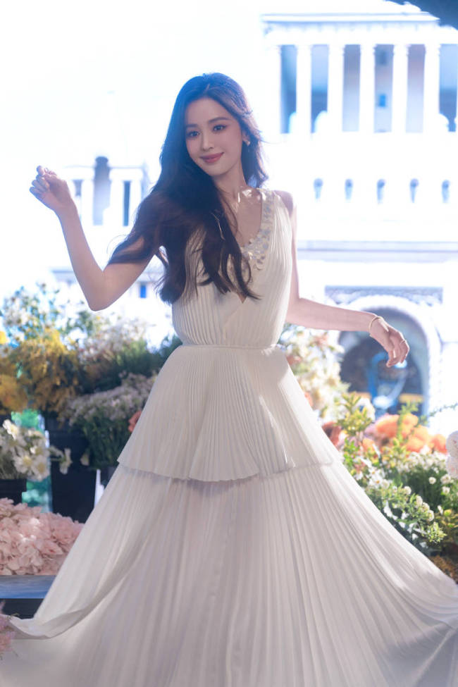娜扎化身春日捧花少女!穿白色长裙气质清纯动人