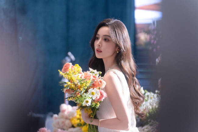 娜扎化身春日捧花少女!穿白色长裙气质清纯动人