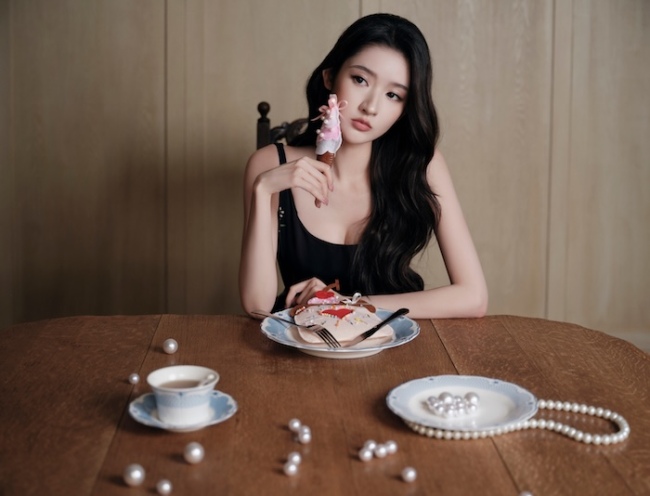 王玉雯卷发配黑底铃兰裙慵懒优雅 光影下复古文艺