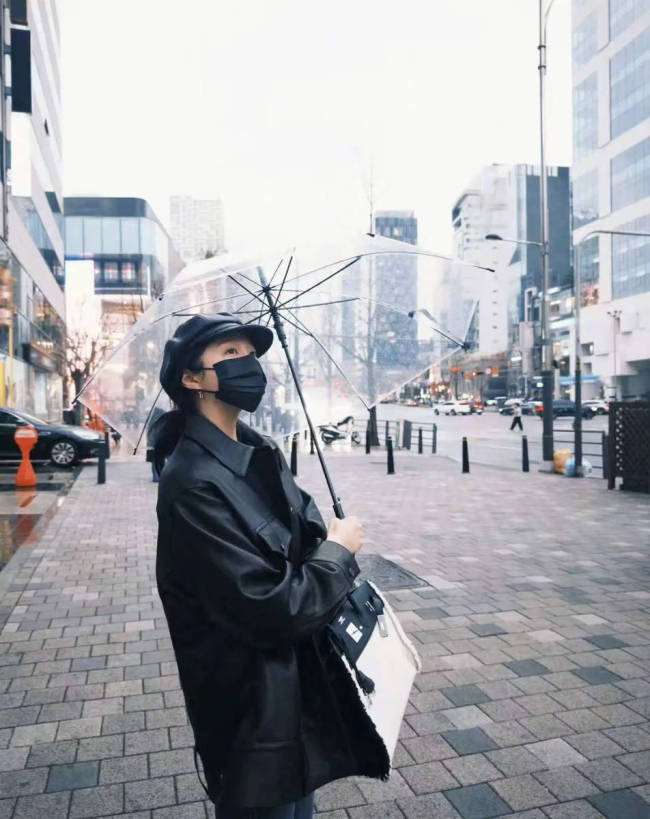 关晓彤披长发戴贝雷帽清冷文艺 街头随拍酷飒随性