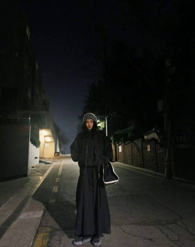关晓彤披长发戴贝雷帽清冷文艺 街头随拍酷飒随性